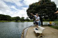 Presidente alimenta peixes no Pal�cio da Alvorada. Bras�lia, 6 de mar�o de 2003