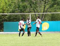 Rmulo comemora um dos gols do Vasco