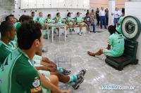 Dinamite conversa com os jogadores