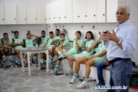 Dinamite conversa com os jogadores