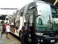 Funcionrios preparam o nibus para a viagem