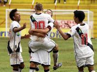 Jogadores comemoram gol de Marlone