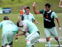 Aps o fim do treino, Allan foi cercado e virou alvo dos ovos e farinha