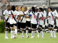 Jogadores comemoram gol de Anderson Martins