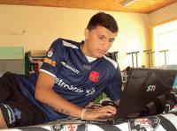 No alojamento, enquanto os companheiros de time jogam sinuca, Luiz Felipe fica no notebook e no telefone em busca de notcias da famlia