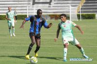 Misael disputa bola, observado ao fundo por Eduardo Costa