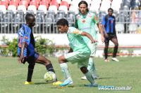 Misael passa por jogador do Interclube, observado por Enrico
