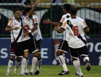 Jogadores comemoram gol de Fagner