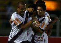 Jogadores comemoram gol de Fagner