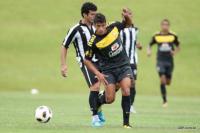 Meia Guilherme em amistoso pela Seleo Sub17 