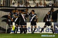 Jogadores comemoram gol de Felipe