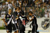 Jogadores comemoram gol de Ded