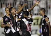 Jogadores comemoram gol de Ded