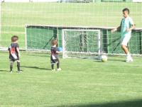 Bernardo brinca com os filhos no gramado do estdio
