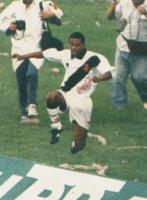 Dener comemorando um de seus gols