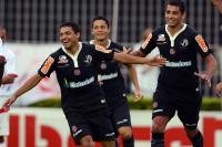 Jogadores comemoram gol de Eder Luis