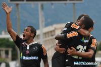 Jogadores comemoram gol de Ded