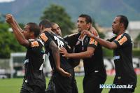 Jogadores comemoram gol de Ded