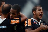 Jogadores comemoram gol de Ded