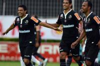 Jogadores comemoram gol de Eder Luis