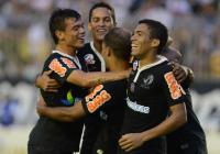 Jogadores comemoram gol de Felipe