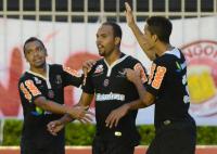 Jogadores comemoram gol de Alecsandro