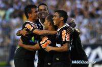 Jogadores comemoram gol de Felipe