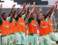 Time de Felipe se apresenta durante a queima de fogos