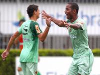 Ded comemora com Diogo um dos gols de seu time