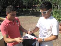 Bernardo autografa uma camisa do Vasco