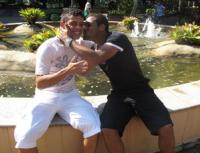 Brincalho, Fellipe Bastos tasca um beijo no amigo Bernardo