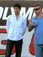 Mauro Galvo, dirigente do Ava, observa o treino