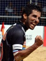 Jorginho festeja gol do Vasco contra o Sporting no Mundialito de Futebol de Areia