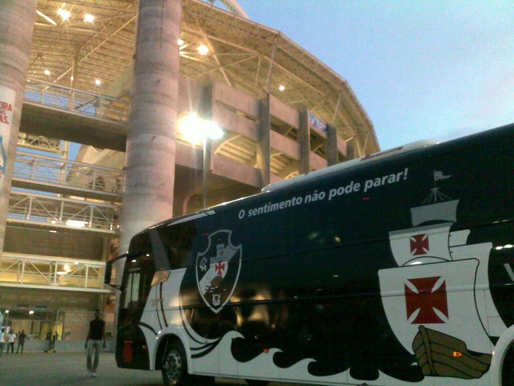 Ônibus de Vasco e Botafogo lado a lado no estacionamento do Engenhão -  NETVASCO