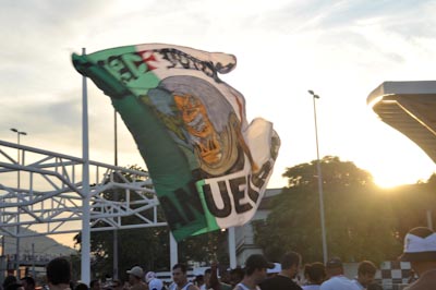 Ônibus de Vasco e Botafogo lado a lado no estacionamento do Engenhão -  NETVASCO