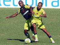 Jumar marca Alecsandro durante treinamento do Vasco