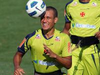 Eduardo Costa cabeceia a bola durante um treino do Vasco