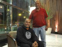 Famlia de Eduardo Costa o recebeu no hotel em Florianpolis