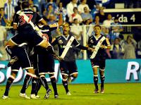 Jogadores comemoram gol contra