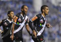 Jogadores comemoram gol de Diego Souza