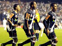 Jogadores comemoram gol de Diego Souza