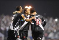 Jogadores comemoram gol de Diego Souza