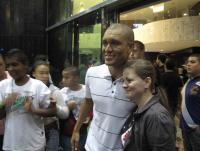 Eduardo Costa recebe o carinho da torcedora ap�s a classifica��o para a final da Copa do Brasil