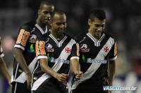 Jogadores comemoram gol de Alecsandro