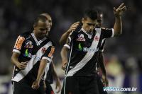 Jogadores comemoram gol de Alecsandro