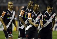 Jogadores comemoram gol de Alecsandro