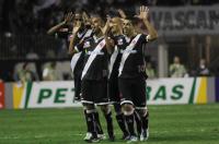 Jogadores comemoram gol de Alecsandro