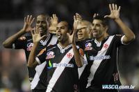 Jogadores comemoram gol de Alecsandro