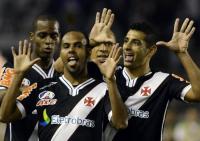 Jogadores comemoram gol de Alecsandro