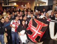 Esbanjando confiana, os vascanos comearam a chegar em Curitiba para a final